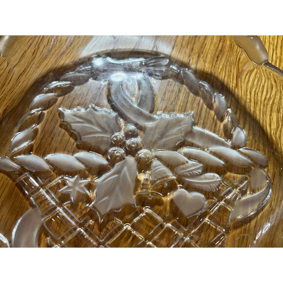 Mikasa Christmas Holly Bows Hearts small dish Perfect condition 8 1/2 x 7 - Picture 3 of 3